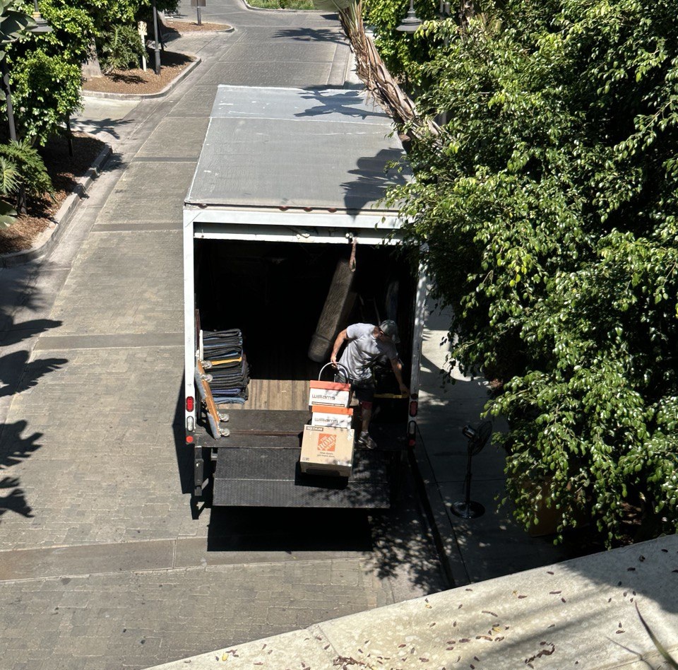 Professional movers in Los Feliz at work